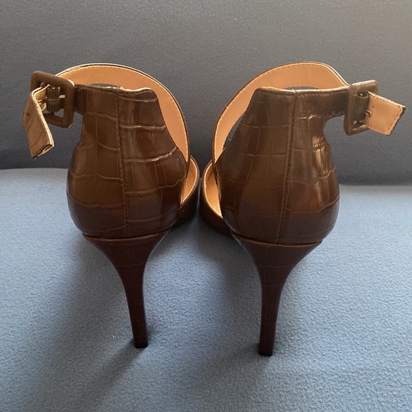 New very classic and elegant shoes with 4” heels by Unisa size 9 - Picture 4 of 16